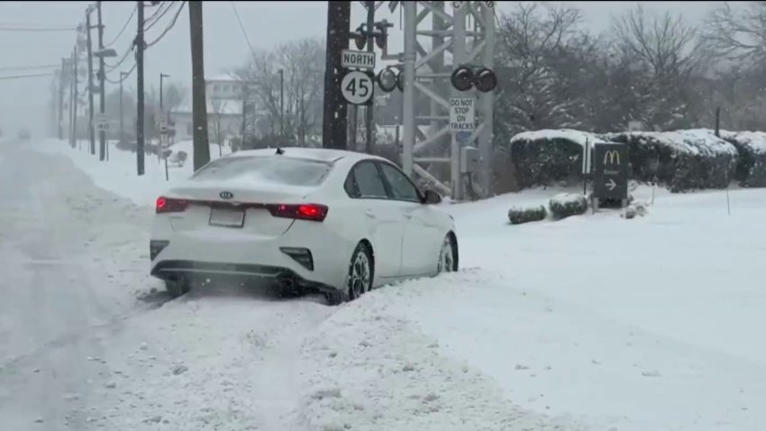 US East Coast Declares State of Emergency as ‘Bomb Cyclone’ Triggers Travel Bans and School Closures