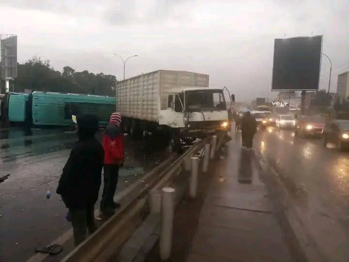 LORRY AND BUS CRASH AT SAFARI PARK LEAVES SEVERAL INJURED.