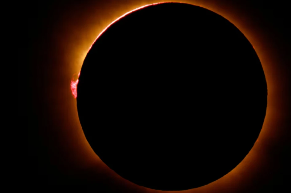 Spain Witnesses Stunning Total Solar Eclipse: Darkness Falls and Sun Sets